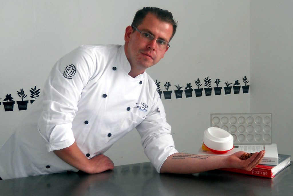 Pastelería y chocolatería a través de las manos del Chef Miguel Raines Mora