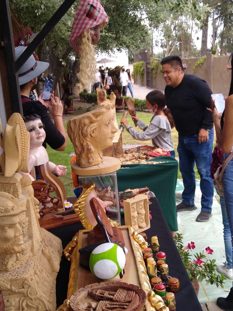 Ricardo Molina, artesano escultor creador de máscaras de carnaval, orgullo tlaxcalteca