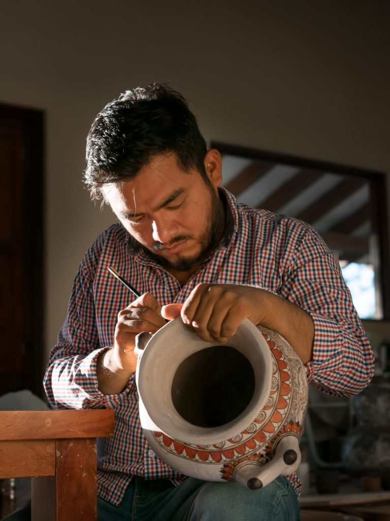 Se trata de una herencia familiar, yo veía a mis padres como creaban estas piezas: Rodrigo de la Cruz