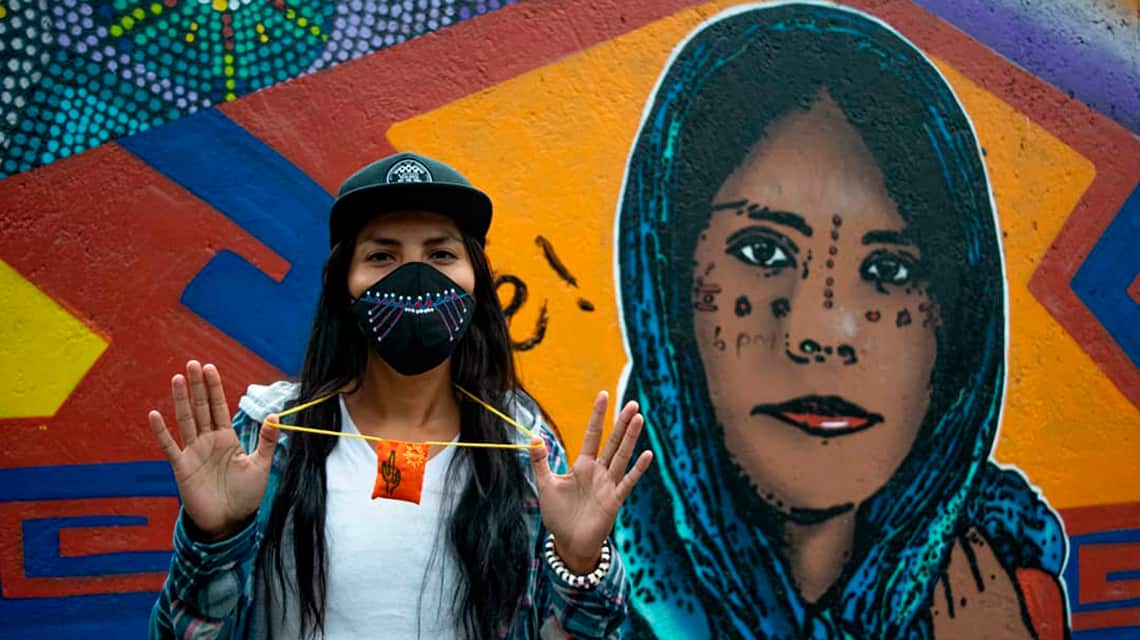 A través de un taller doble, la artista Zara Monrroy promueve la pintura facial y el rap en lengua cmiique iitom