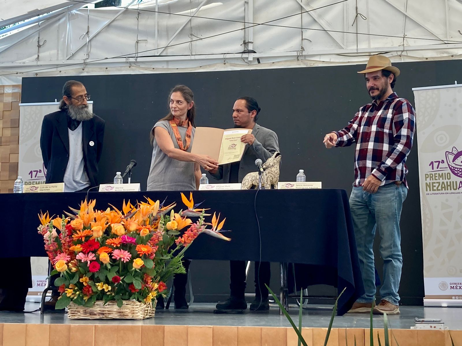 El escritor tsotsil Mikel Ruiz recibe el Premio Nezahualcóyotl en el Museo Nacional de Culturas Populares