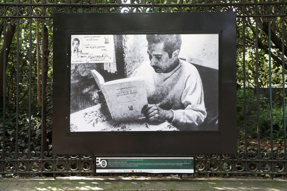 Exposición fotográfica en las rejas Bosque de Chapultepec exhibe 80 años de historia del Seguro Social
