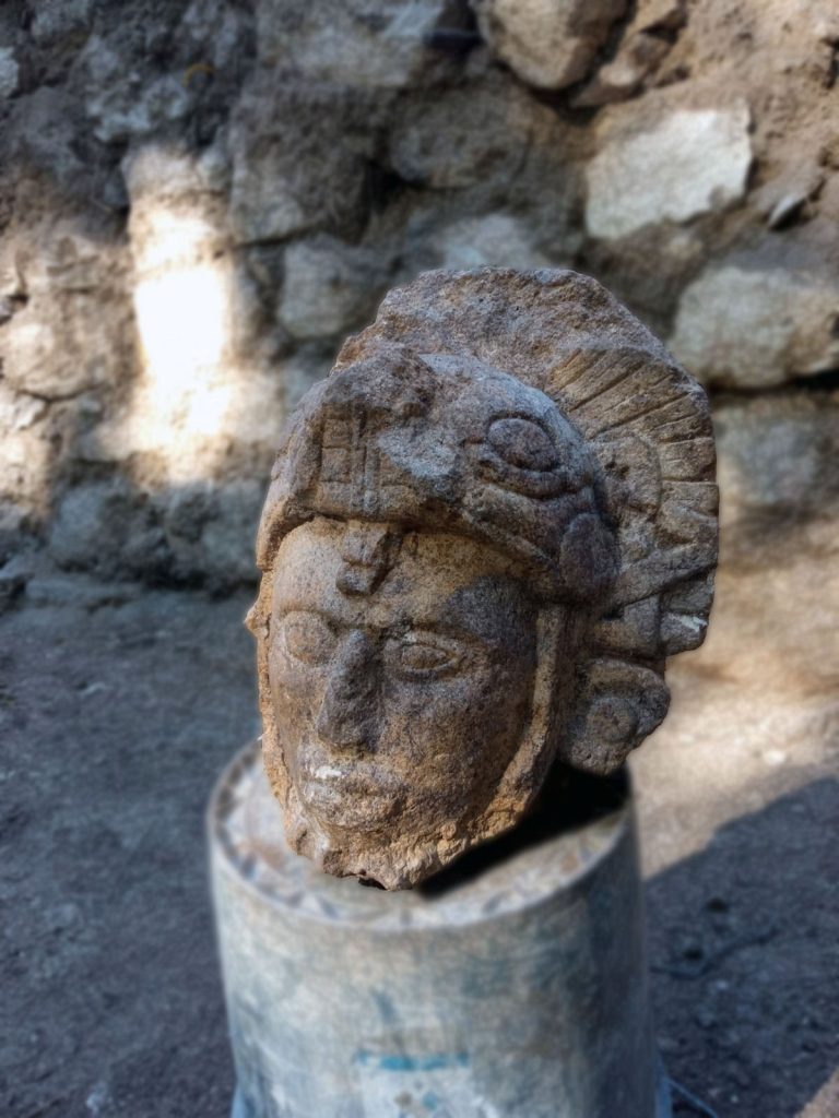 En Chichén Itzá, Yucatán, emerge el rostro esculpido de un guerrero