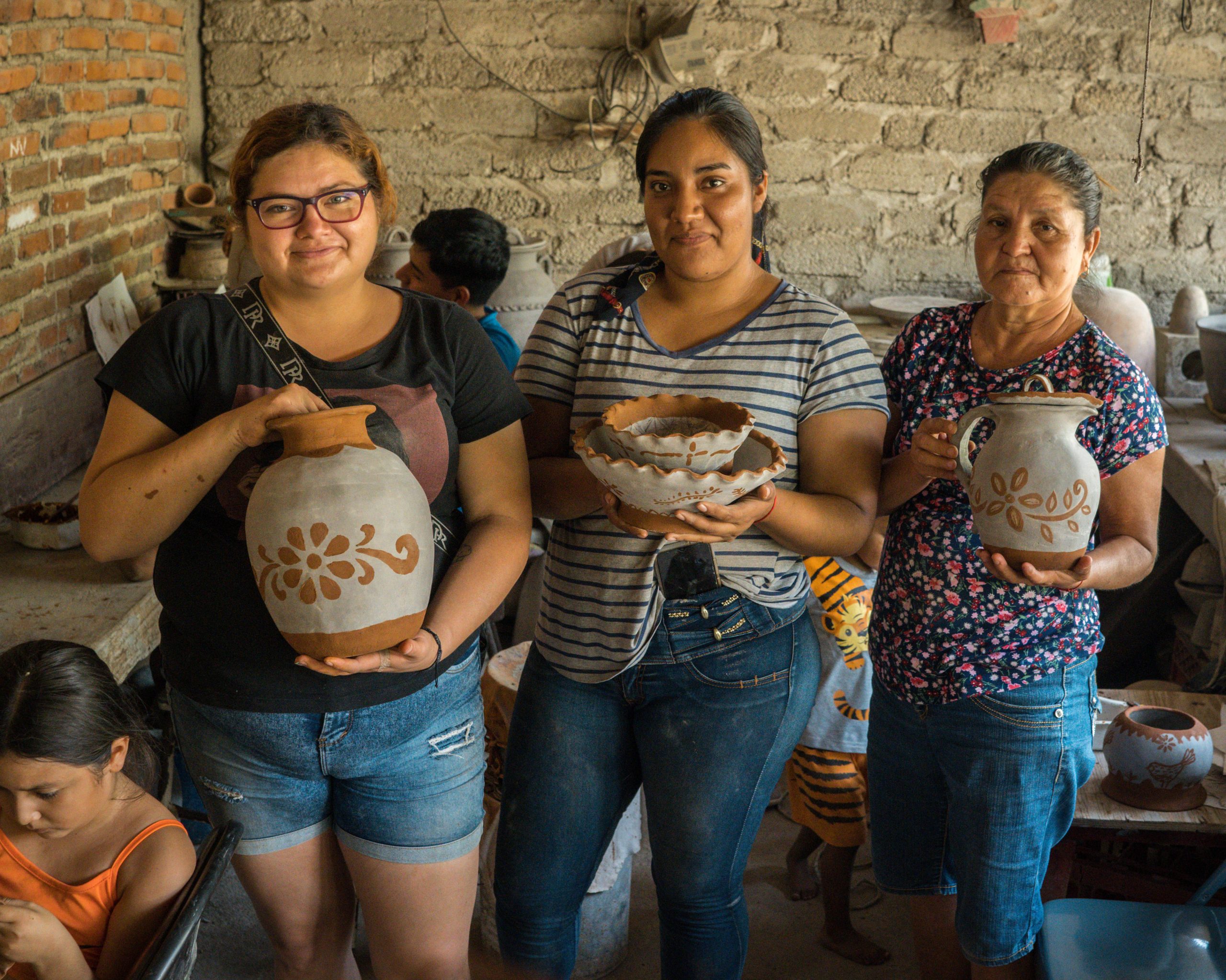 Brenda Gutiérrez y Adela García, diseñadora y artesana, juntas por el rescate de la alfarería Tradicional de Paticajo, Minatitlán