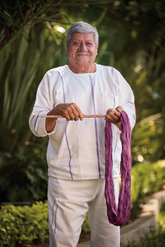 Mauro Habacuc Avendaño Luis, tintorero de hilo con caracol púrpura