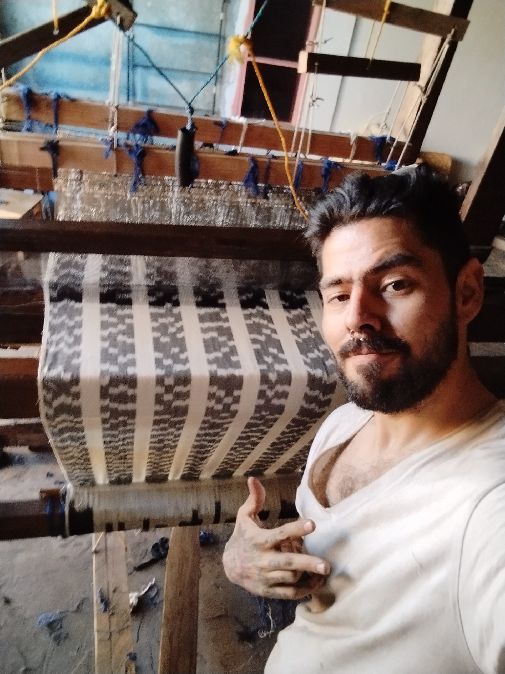 “Es una técnica donde elaboras diseños en los hilos con amarres”: Jaime Antonio