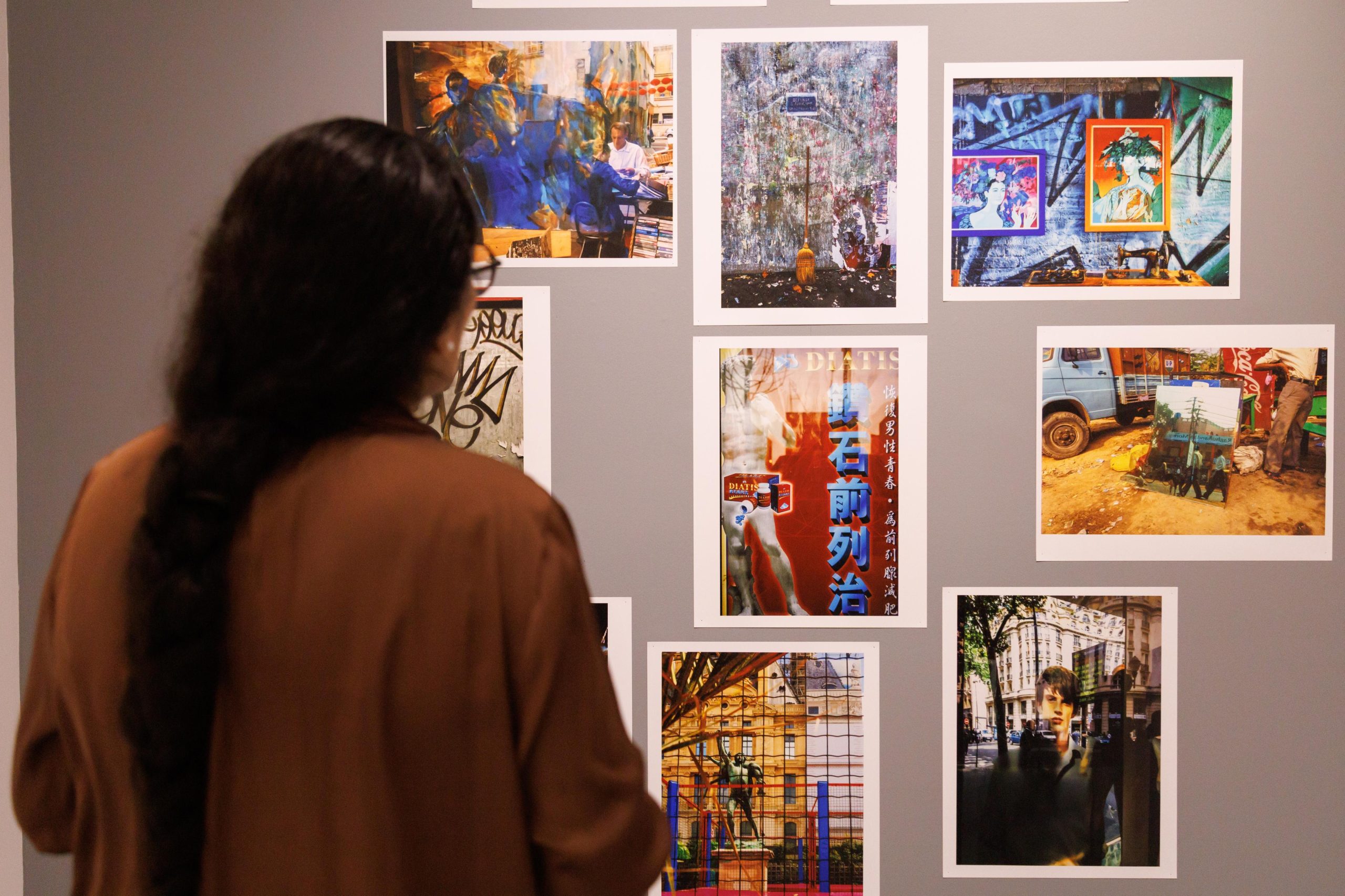 La fotógrafa mexicana presenta piezas que capturan la poesía urbana, el caos cotidiano y la fragilidad de lo visual