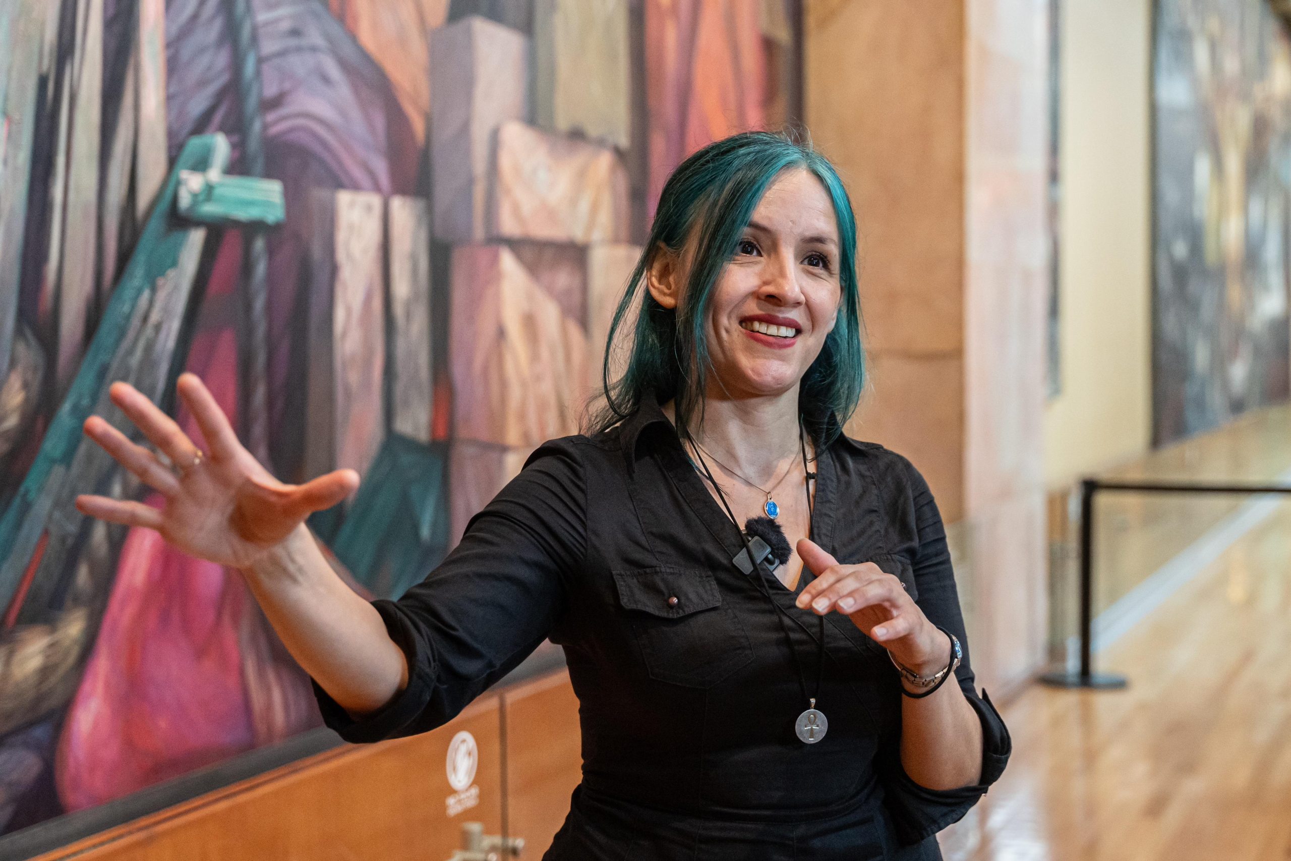 Isa Carrillo hace esta exploración y desborda los límites de un mural para transformarlo a una condición escultórica “Espectros”: Álvarez Cuevas