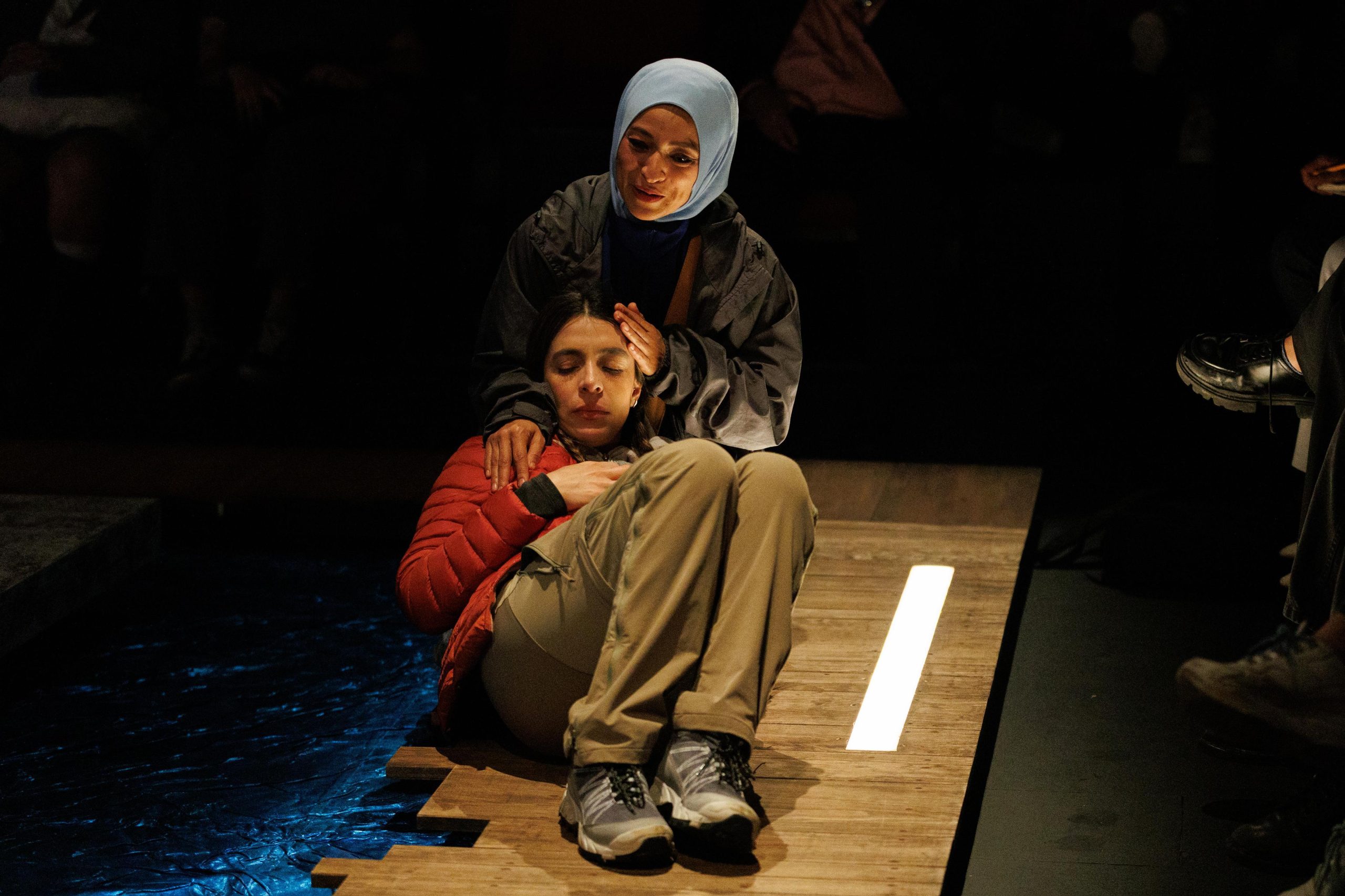 “Por el mar”, una experiencia poética e íntima que aborda la pérdida, el exilio y la memoria