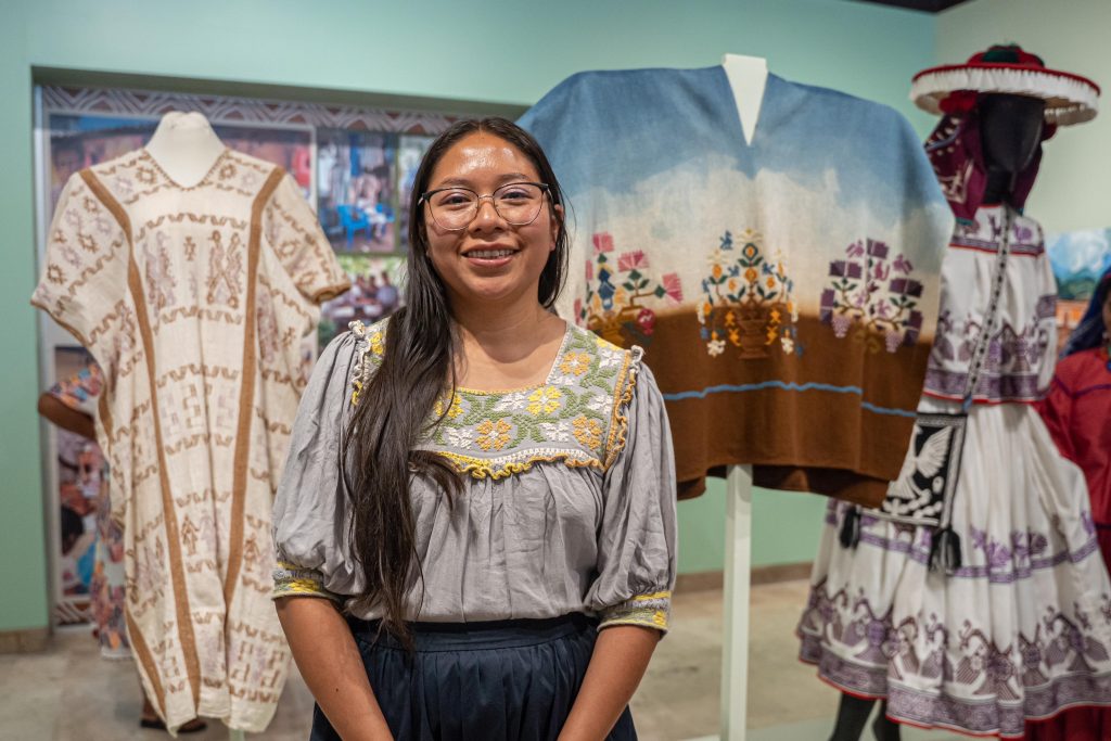 “CREADORAS DE SUEÑOS Y REALIDADES”, La exposición se compone por 74 piezas de diversas disciplinas