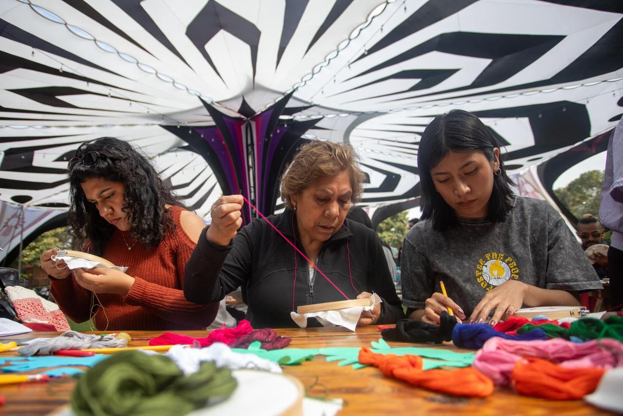 “Tejidos de México”, una plataforma que cuenta a través de fotos y breves documentales, las historias de artesanas y artesanos que participan en Original