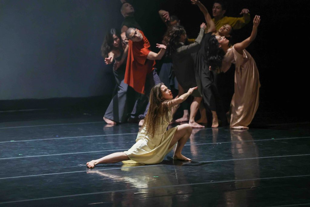 Once artistas sobre el escenario, luces y sombras que guían sus cuerpos y movimientos sobre desconexión humana