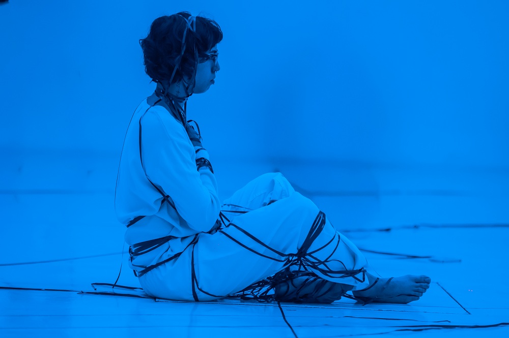 performance Trans-existencia: ritual de paso para habitar la cuarta dimensión, trata sobre las implicaciones culturales, sociales y económicas de la tecnología
