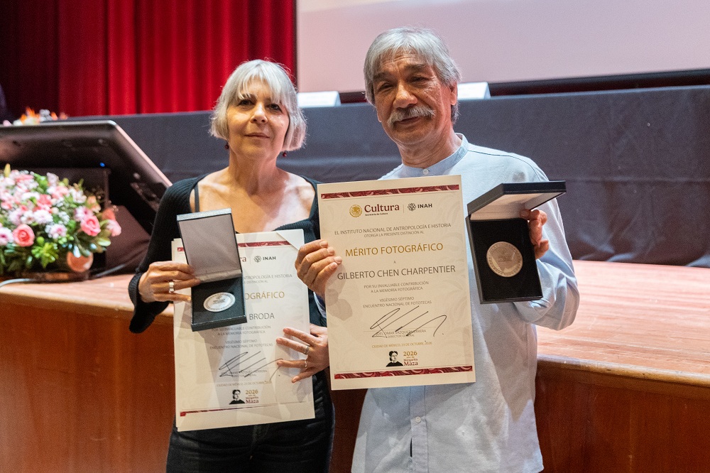 Se reconoció a los artistas visuales Ana Casas Broda y Gilberto Chen Charpentier  con la entrega de la Medalla al Mérito Fotográfico 2026